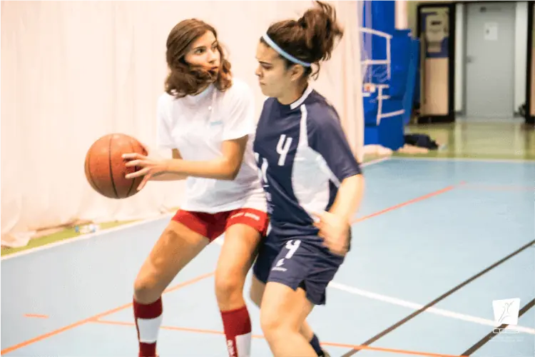 Sara Esperto playing basketball.
