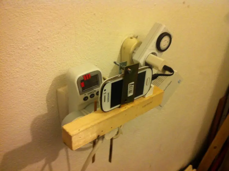 Here’s the phone “floating” in front of the meter